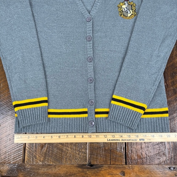 Hufflepuff House Crest Cardigan – Harry Potter Official Knitwear - Picture 9 of 14